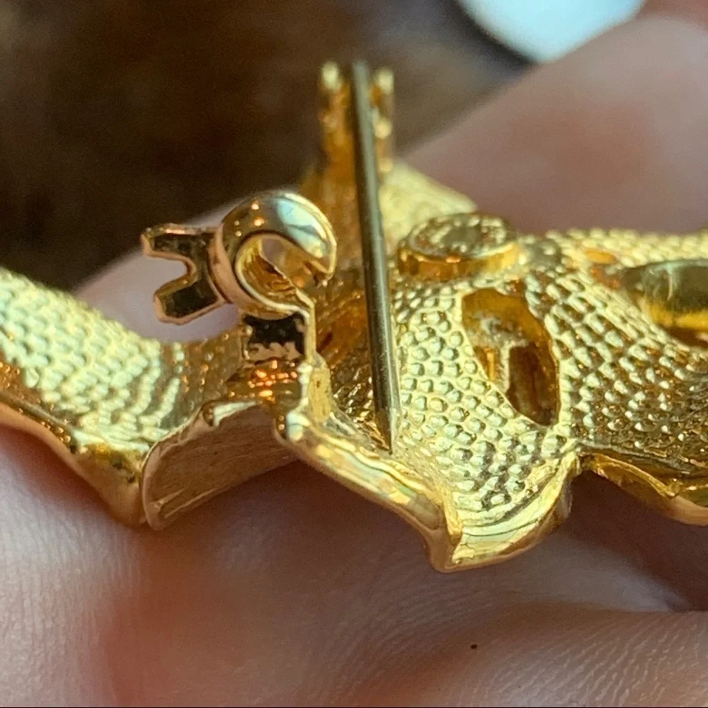 New View || Gold Toned Floral Pin Brooch